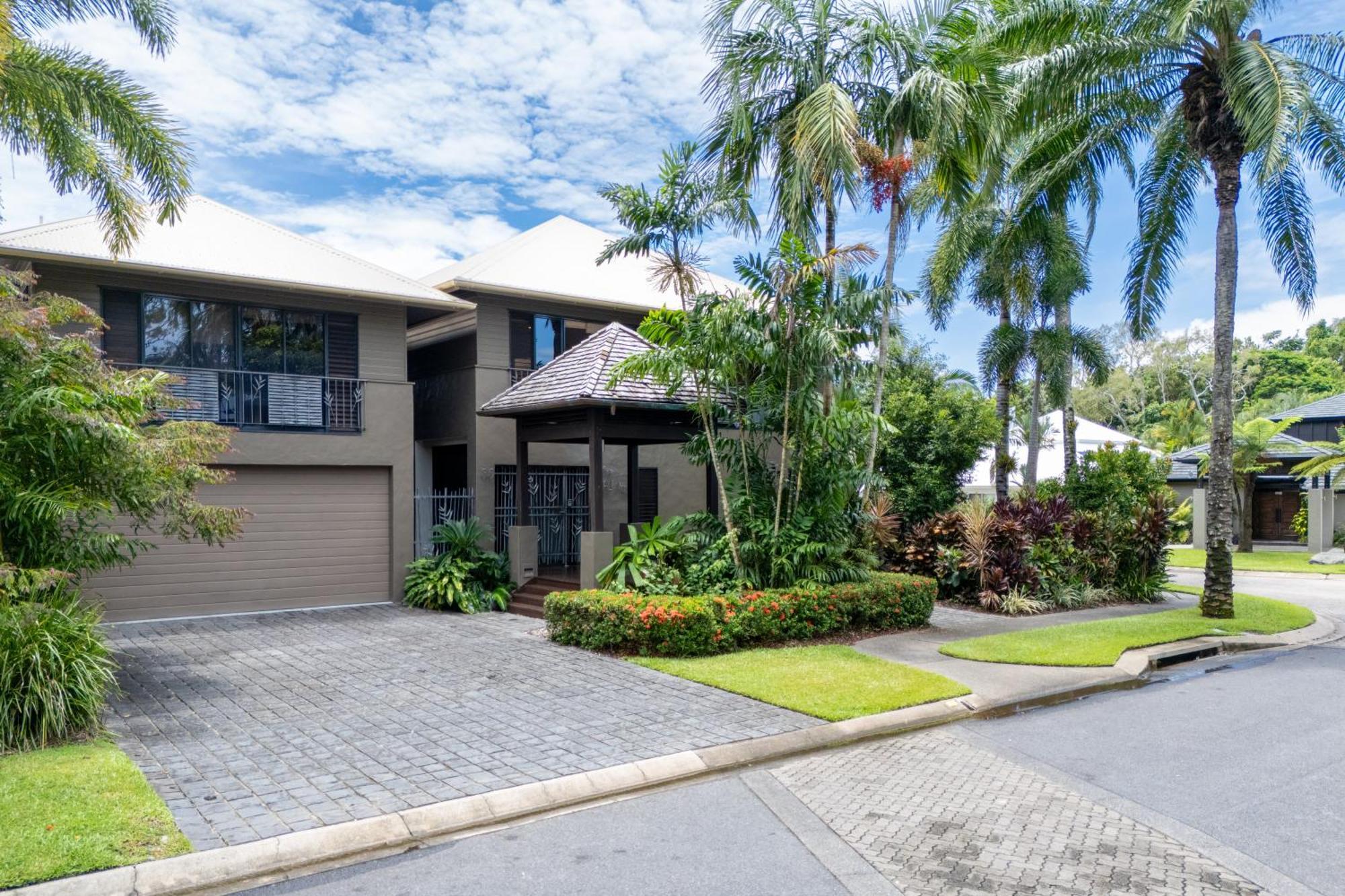The Bali House - Beachfront Mirage Holiday home Port Douglas