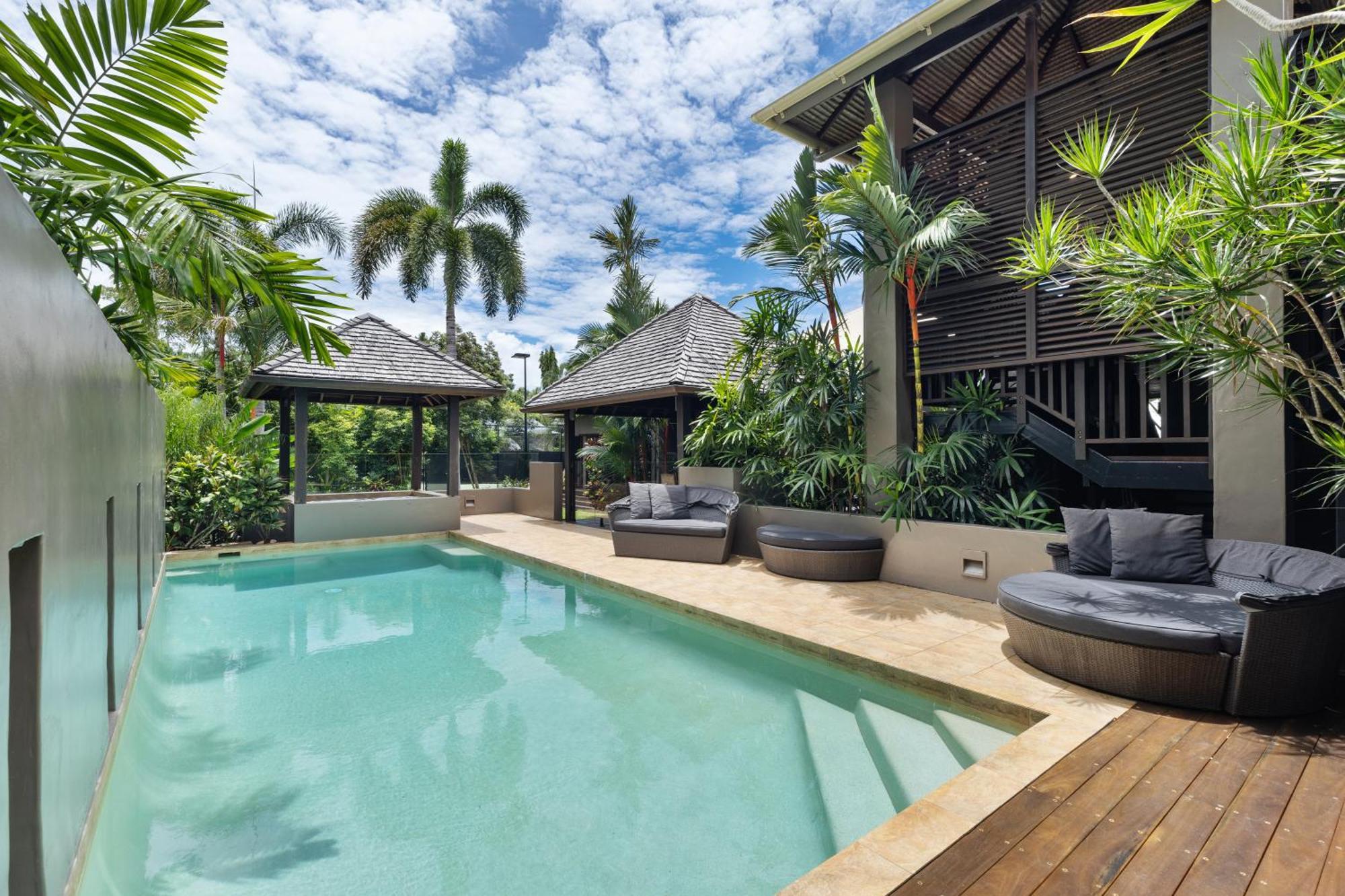The Bali House - Beachfront Mirage Holiday home *