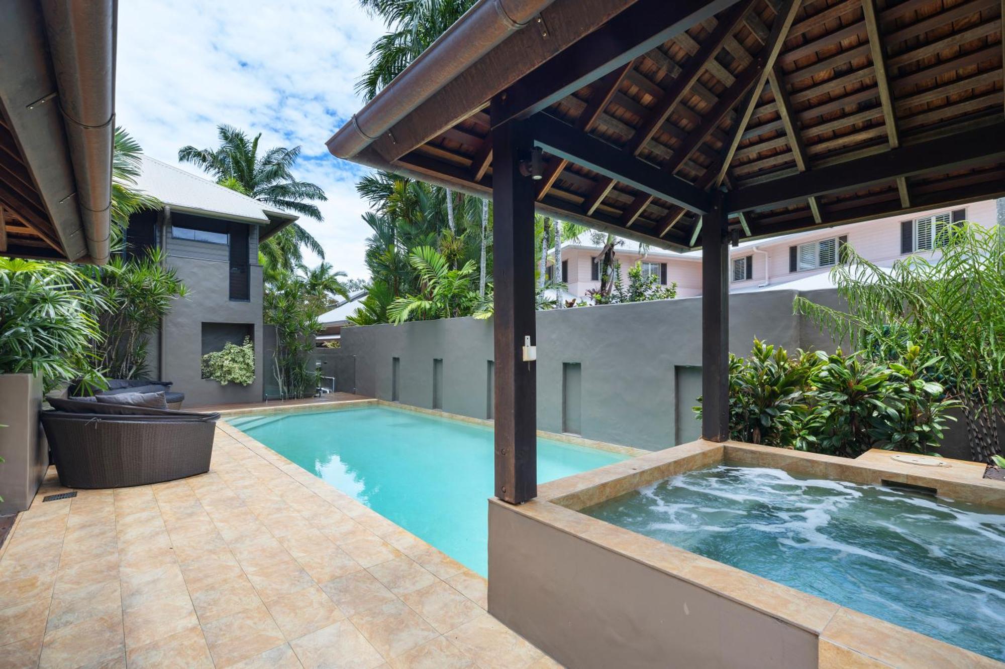 The Bali House - Beachfront Mirage *