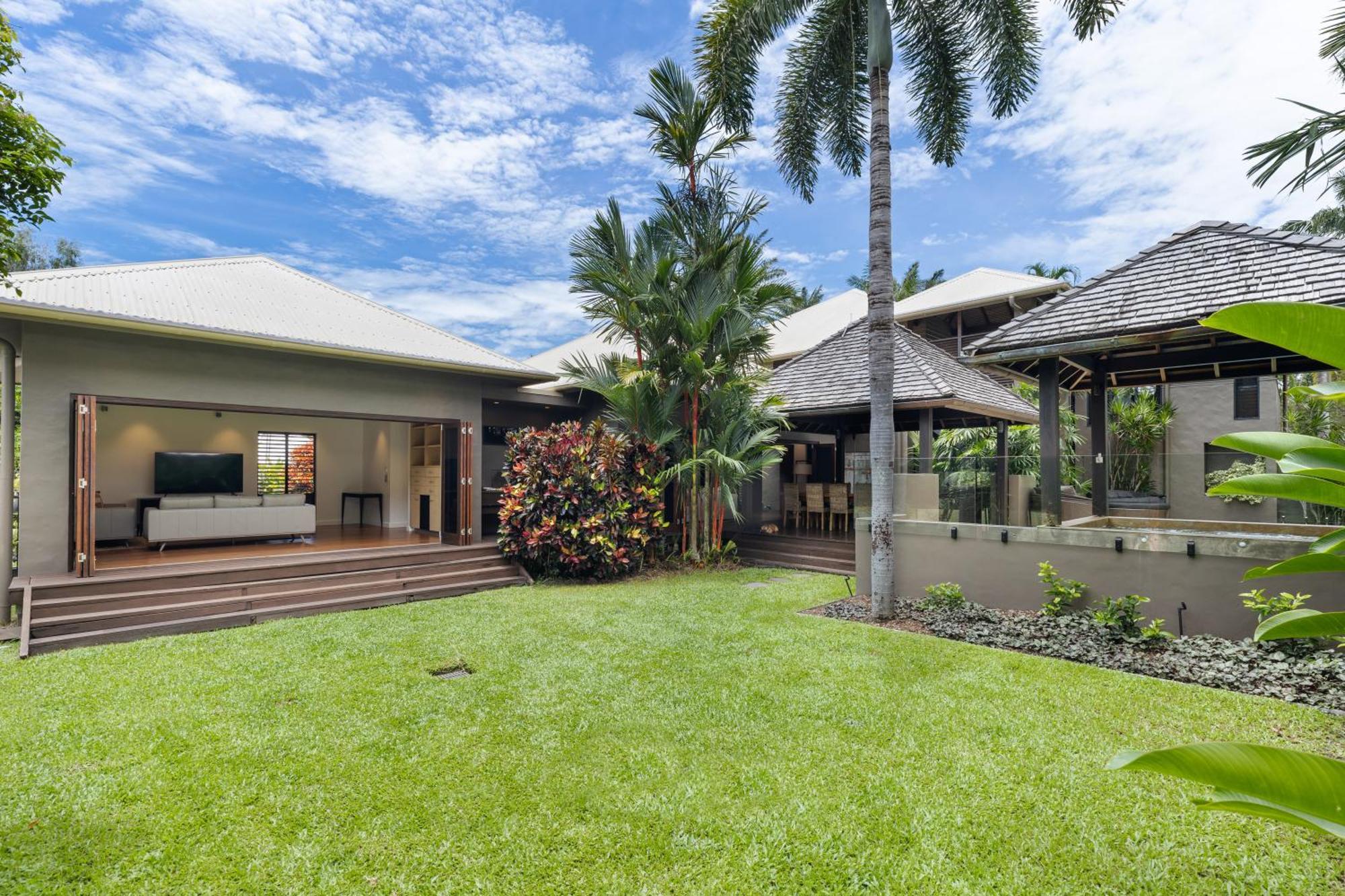 The Bali House - Beachfront Mirage * Port Douglas