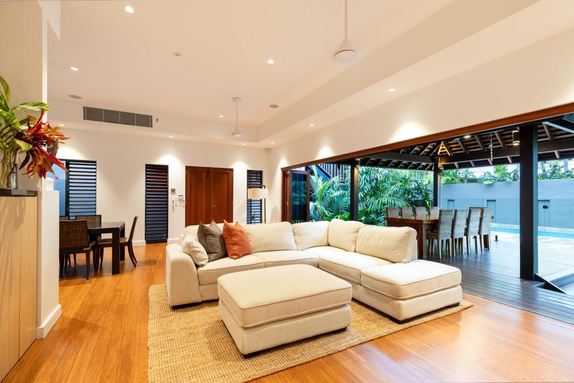 The Bali House - Beachfront Mirage *