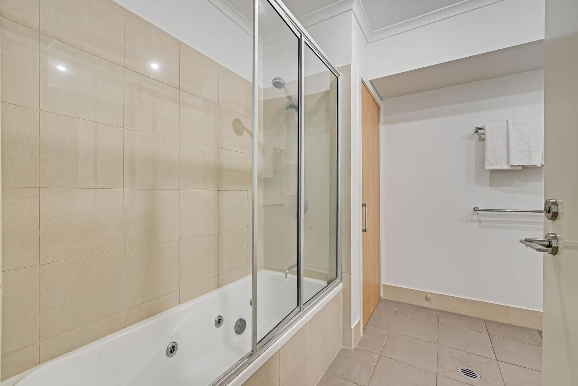 1104 Oaks - King Port Douglas