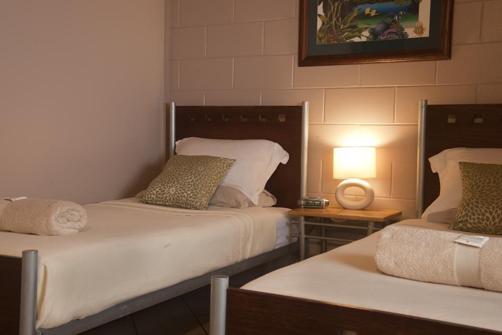 Dougies Backpackers Hostel *