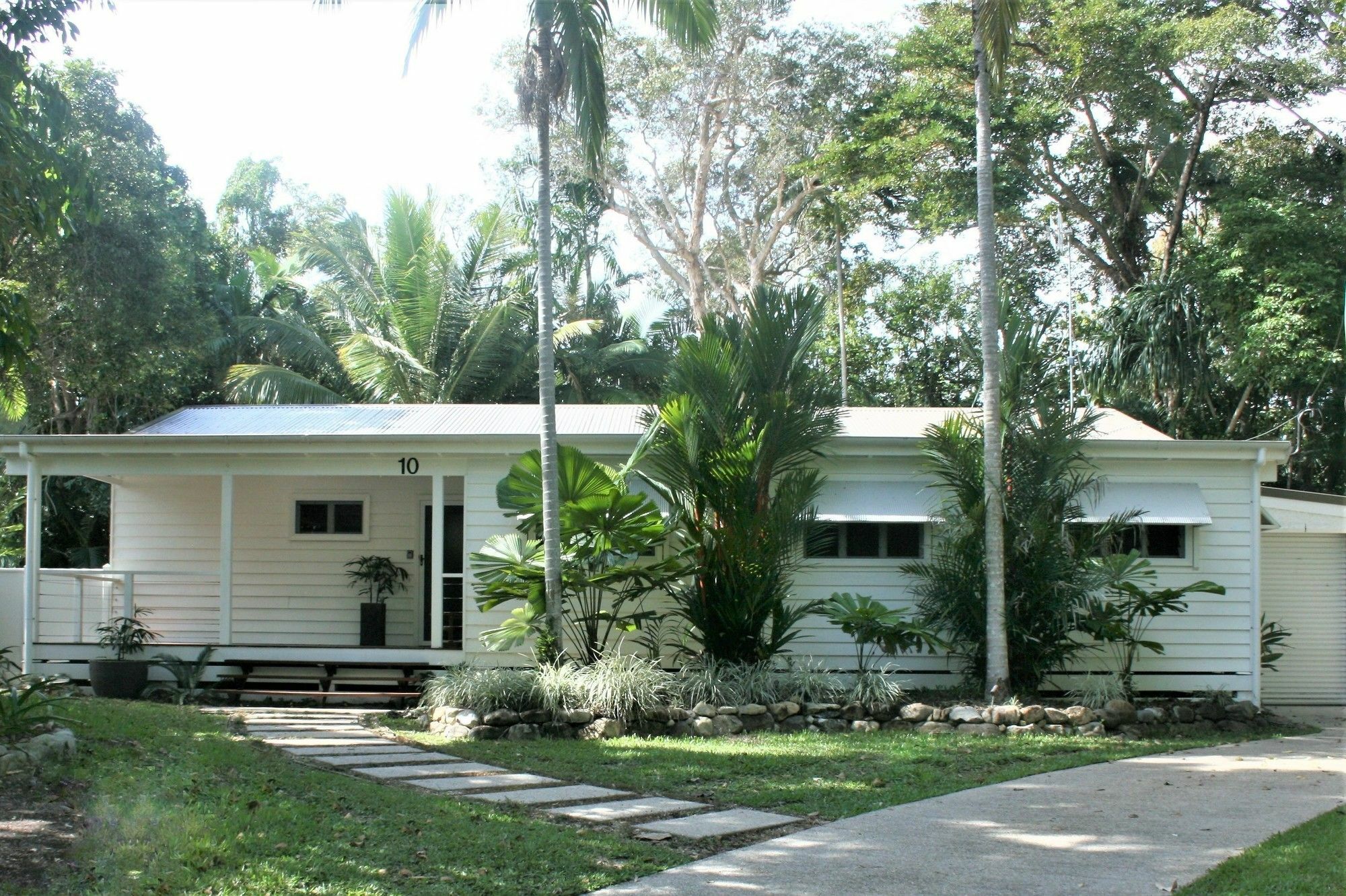 Atoll Close House *