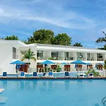 Tropici At Pool Resort