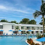 Tropici At Pool Resort