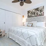 Boho Bliss In The Best Position In Town, King Bed, 2 Pools, Free Wifi And Undercover Parking
