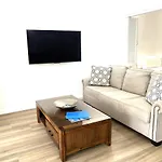 Regal 32 Apartment - Spa Bath - Macrossan St