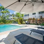 Unit 4 @ Tropical Reef Apartments