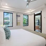 Swim-Out Tropical Getaway By Four Mile Beach