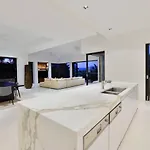61 Murphy Street—A Poolside Villa For Four