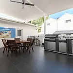 The White House - 5 Bedrooms Close To Town & Beach