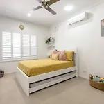 The White House - 5 Bedrooms Close To Town & Beach