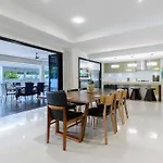 The White House - 5 Bedrooms Close To Town & Beach