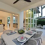 Anjea - Luxury 5 Bedroom Home By The Beach