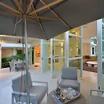 Anjea - Luxury 5 Bedroom Home By The Beach