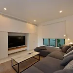 Anjea - Luxury 5 Bedroom Home By The Beach