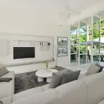 Anjea - Luxury 5 Bedroom Home By The Beach