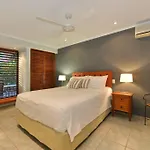 Cassowary Villa 1 - Short Walk To Beach And Town