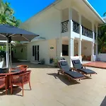 Whispering Palms - Beachfront Port Douglas