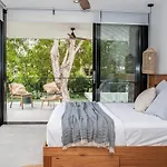 Azure Port Douglas - Luxurious & Modern