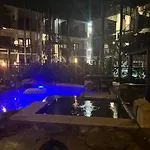Hibiscus Resort 10 ~ Fabulous Location