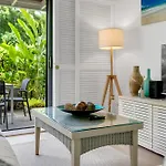 Beach Retreat Serene - Poolside On The Esplanade