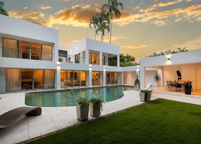 Beachfront 4 Bedroom Luxury Home - 16 Solander Boulevard