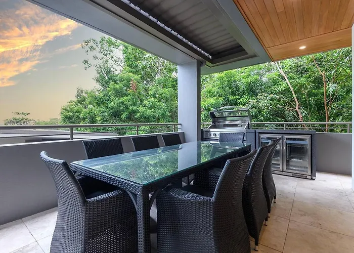 Villa Mercedes - Poolside Tranquility On Murphy St
