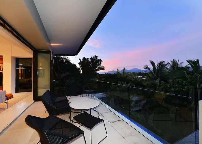 61 Murphy Street—A Poolside Villa For Four