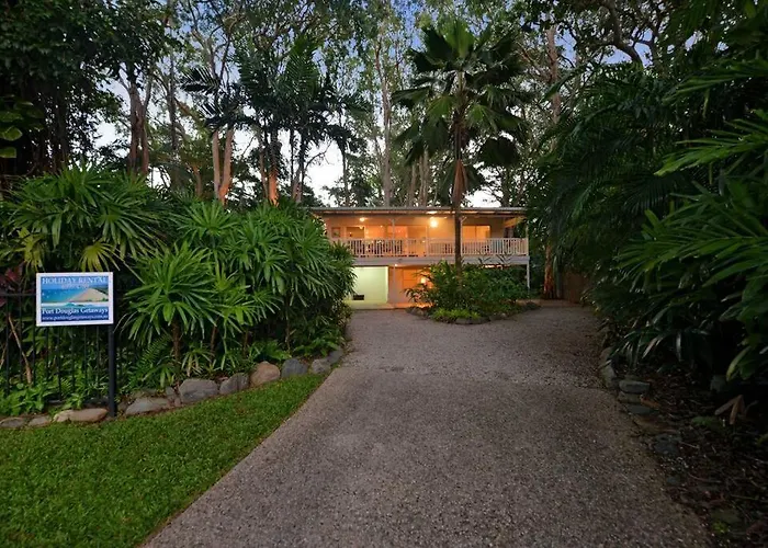 3 Bedroom Queenslander Home Close To Four Mile Beach
