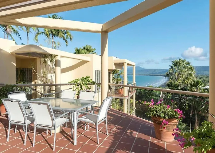 Hill Apartment No.6 - Stunning Coral Sea Views