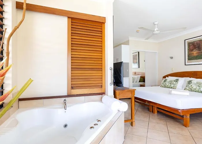 Honeymoon Spa Suite 53