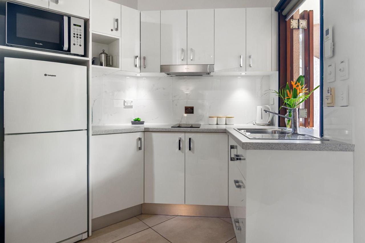 Hibiscus 10 ~ Fabulous Location Apartment
