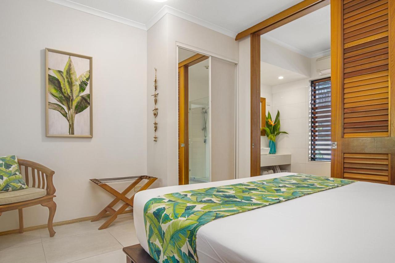 Hibiscus 10 ~ Fabulous Location