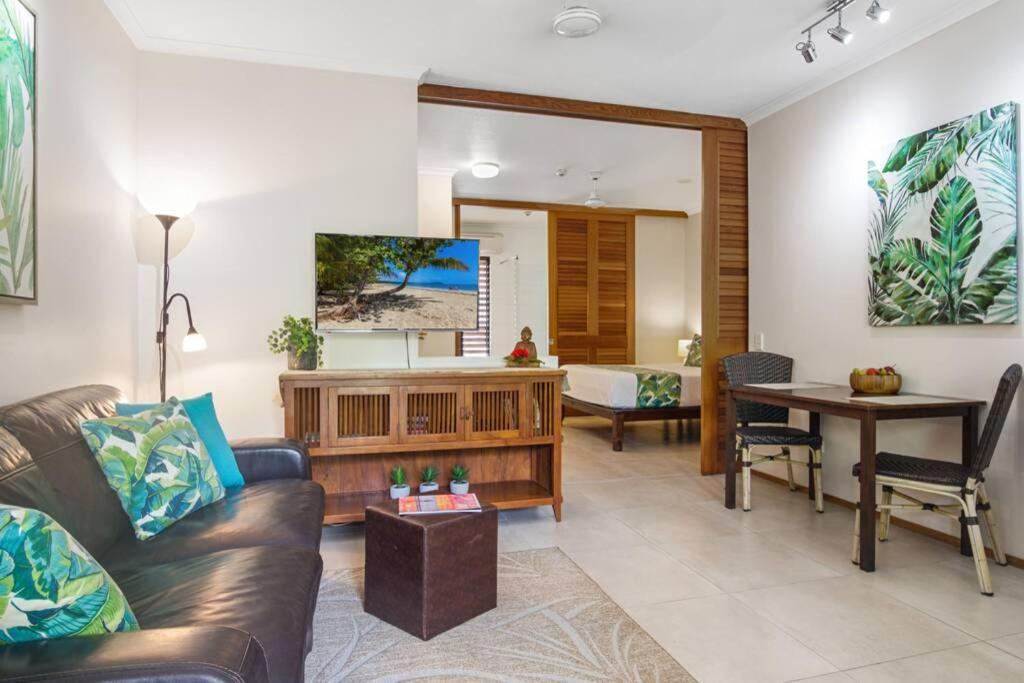 Apartment Hibiscus 10 ~ Fabulous Location *