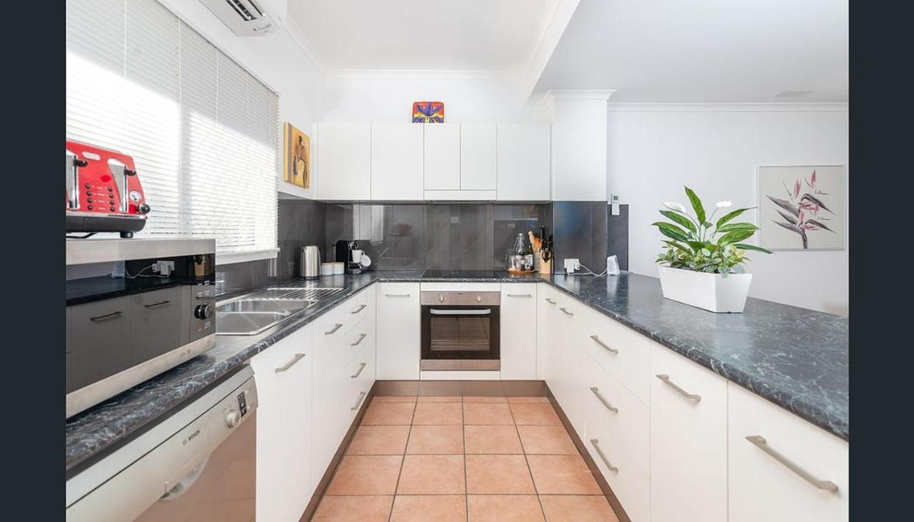 Modern 2 Bedroom Townhouse - Four Mile Escapes Port Douglas