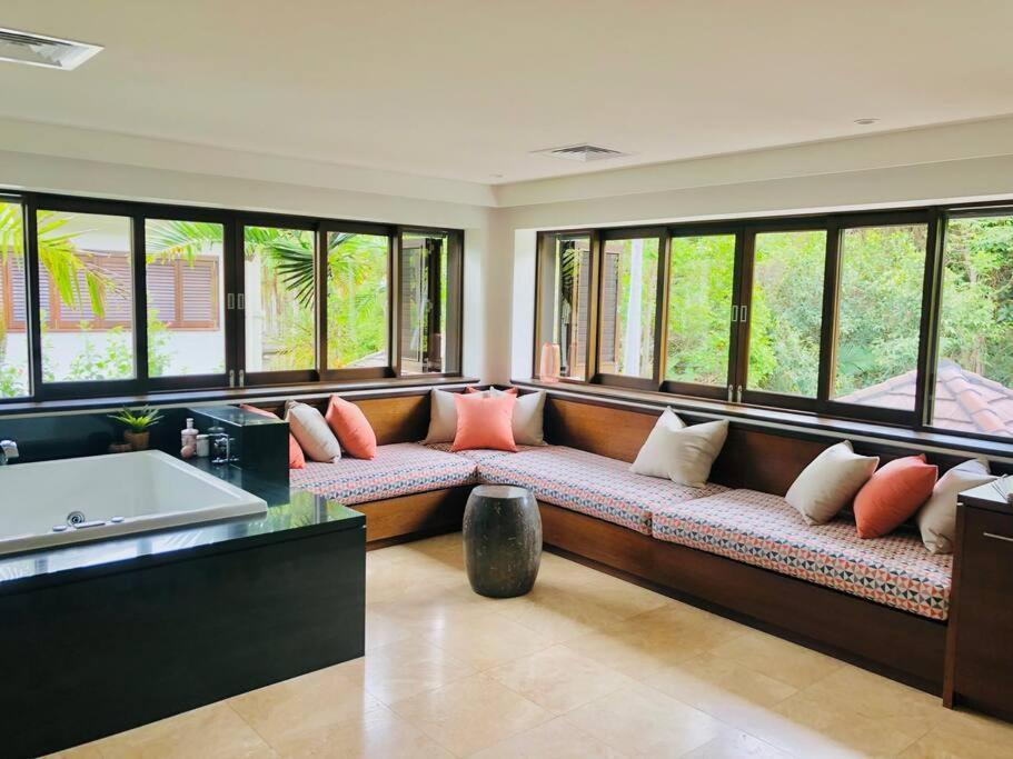 Villa Aqua Beachfront
