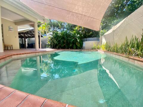 Luxury 5 Bedroom Home, Steps To Sol Holiday home Port Douglas