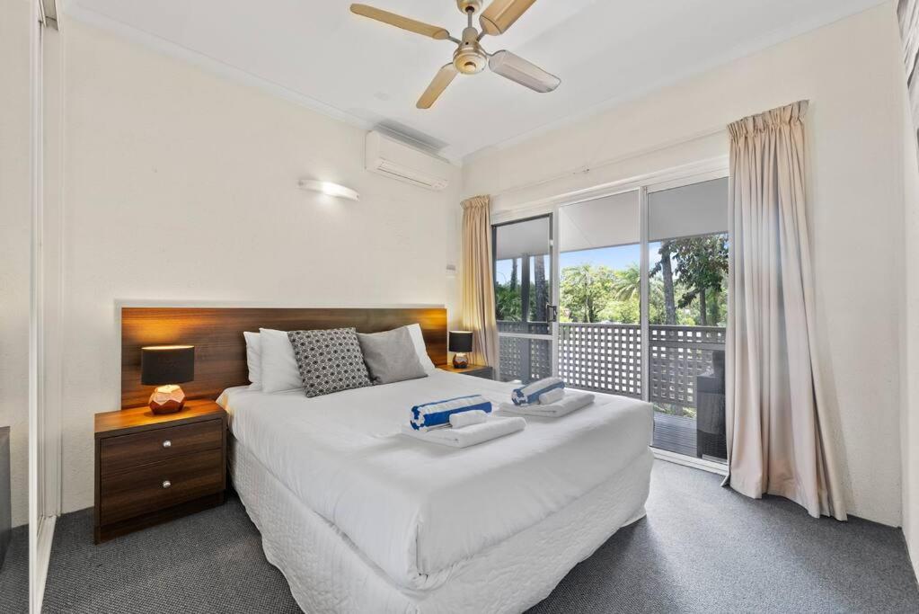 Reef Resort, Lagoon Pool Scooters, Bar 1r * Port Douglas