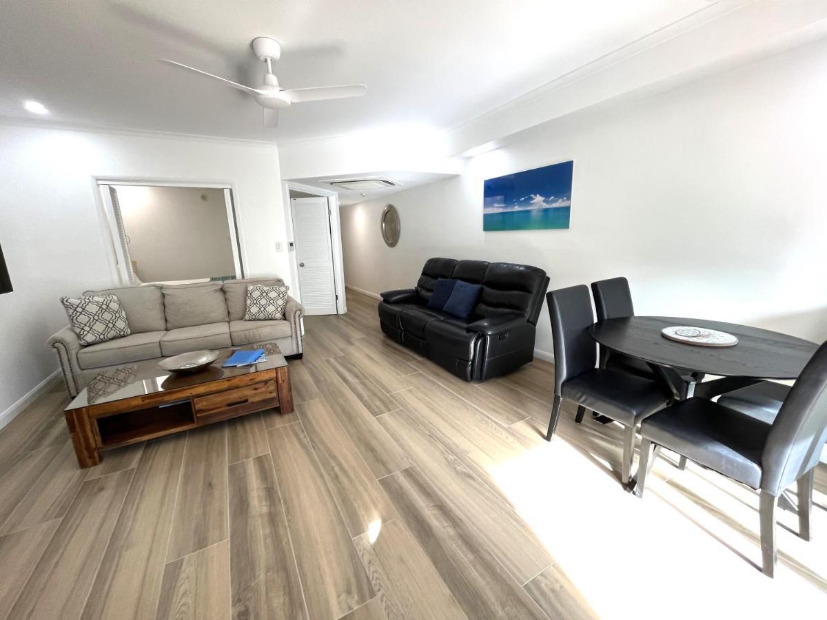 Regal 32 - Bath - Macrossan St Port Douglas
