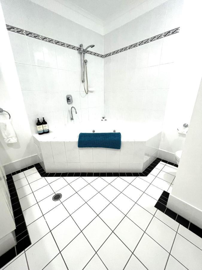 Regal 32 - Bath - Macrossan St * Port Douglas