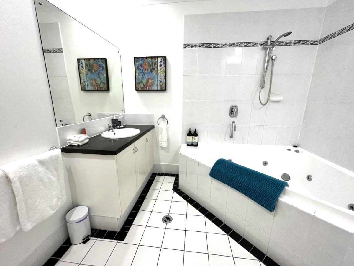 Regal 32 - Bath - Macrossan St