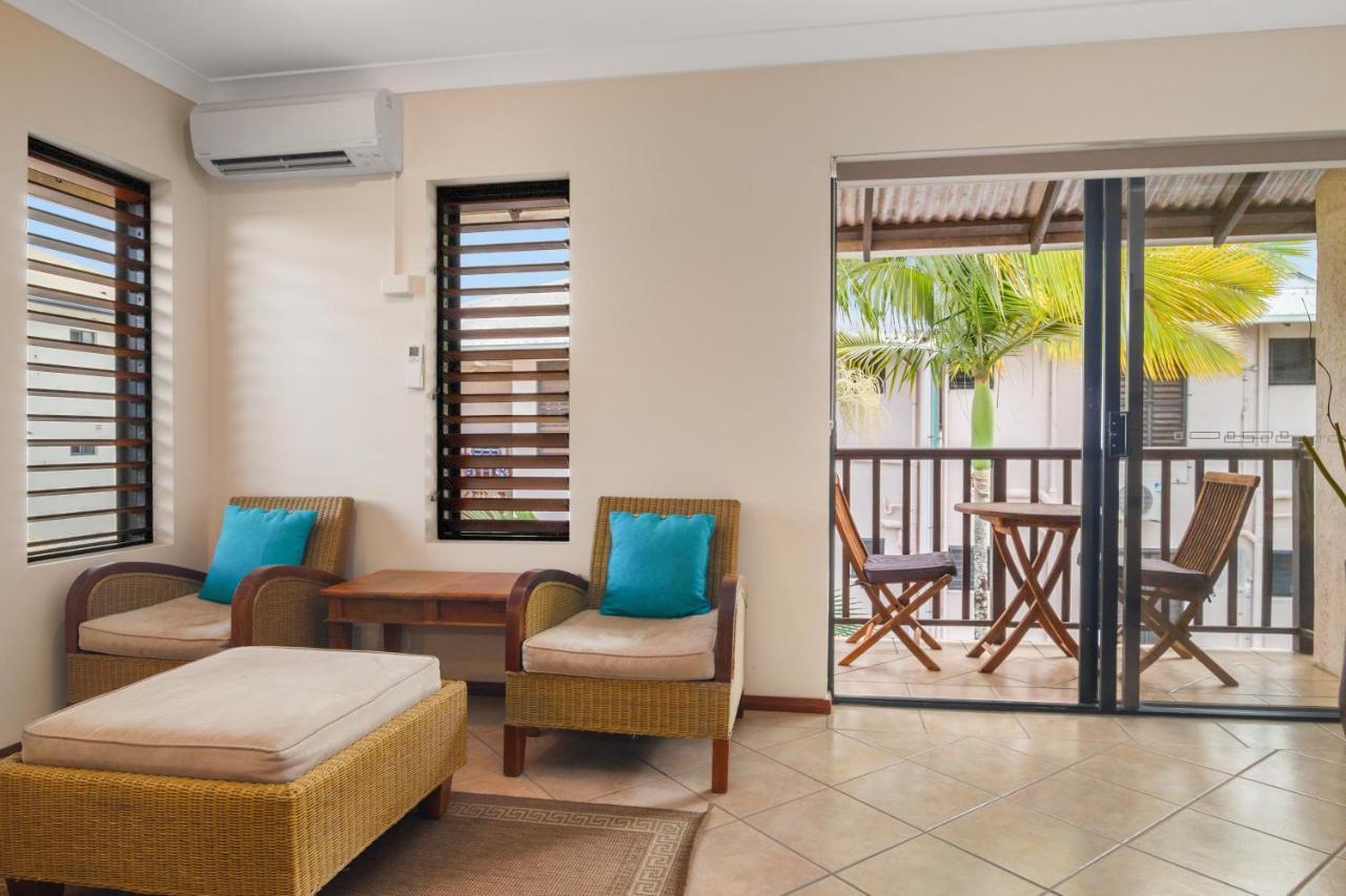 Hibiscus 52 - Fabulous Location 3 Minutes Walk To And Macrossan St Apartment *