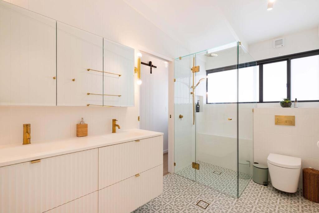 Retreat Chic: Poolside On The Esplanade Apartment