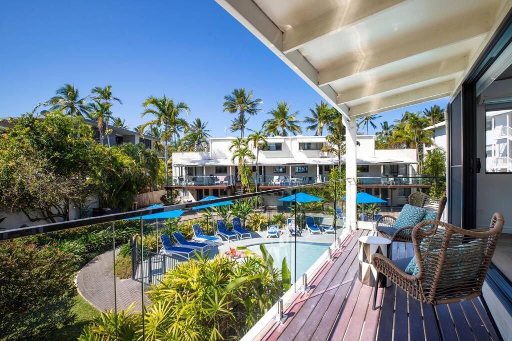 Apartment Retreat Chic: Poolside On The Esplanade *