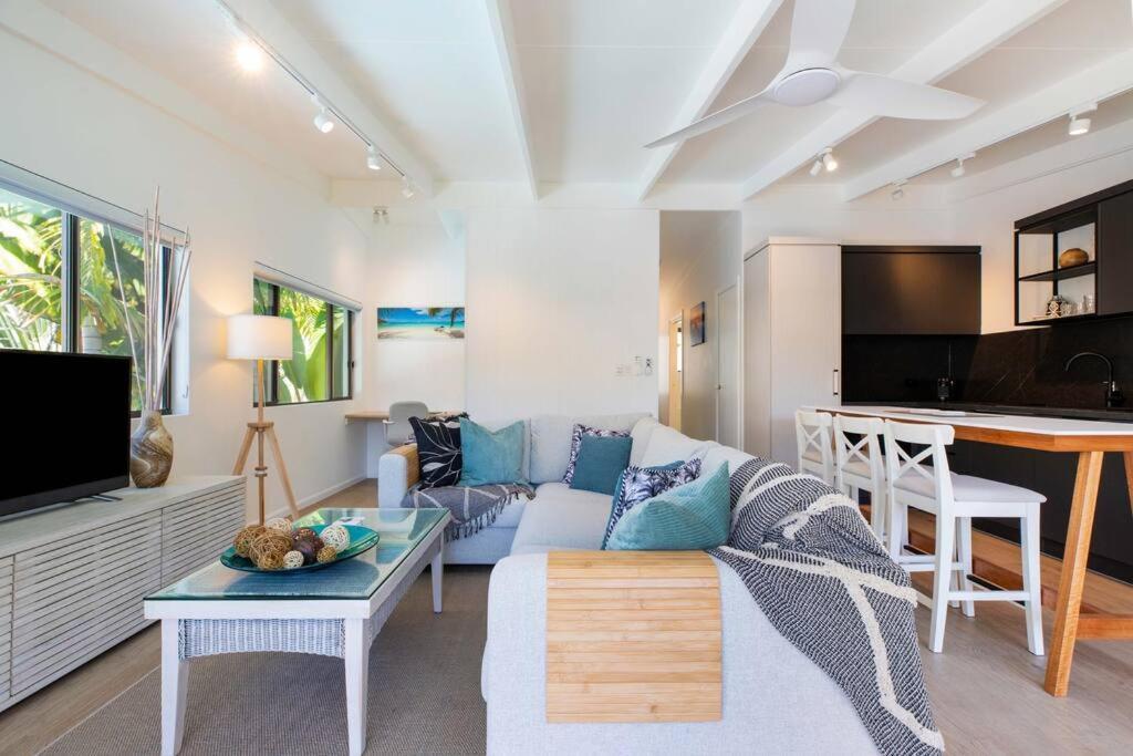 Retreat Chic: Poolside On The Esplanade
