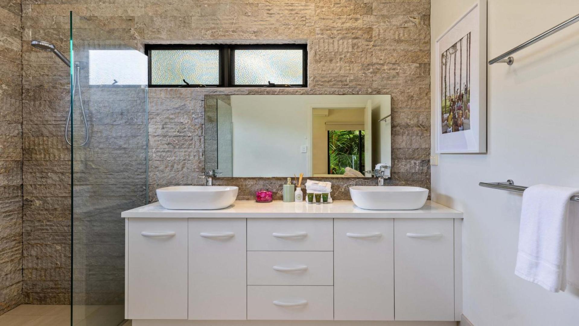 25 The Lakes Estate