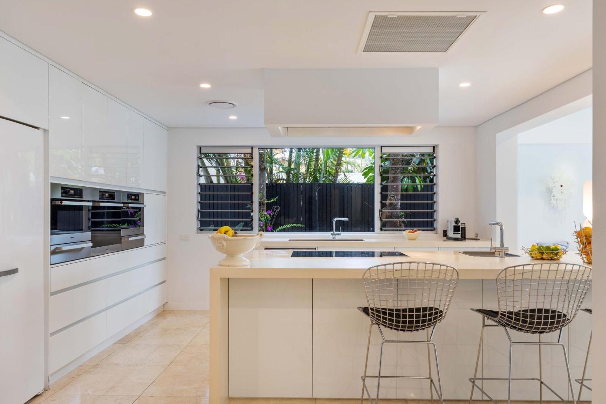 Beachfront 4 Bedroom Luxury - 16 Solander Boulevard * Port Douglas