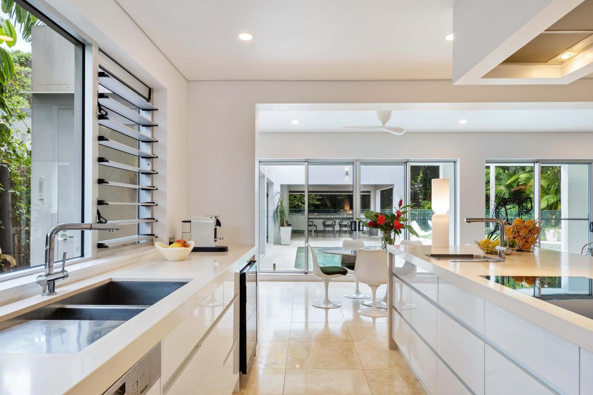 Beachfront 4 Bedroom Luxury - 16 Solander Boulevard Port Douglas